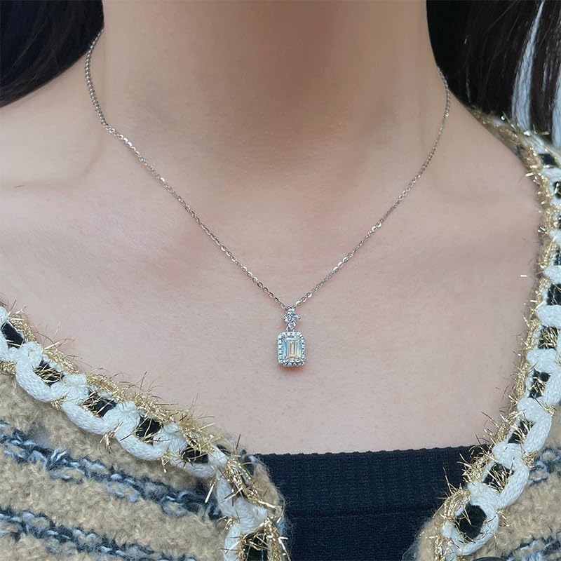 Vista 2 de Collar de oro de 14 quilates con diamante de talla esmeralda de 1 quilate - Un diseño clásico para la mujer refinada