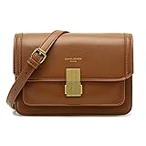 Dimensiones y cierre: 21 x 14 x 8,5 cm. Bolsa con solapa y cremallera. Bolso pequeño, capacidad suficiente para una cartera larga, teléfono y tus cosas diarias.