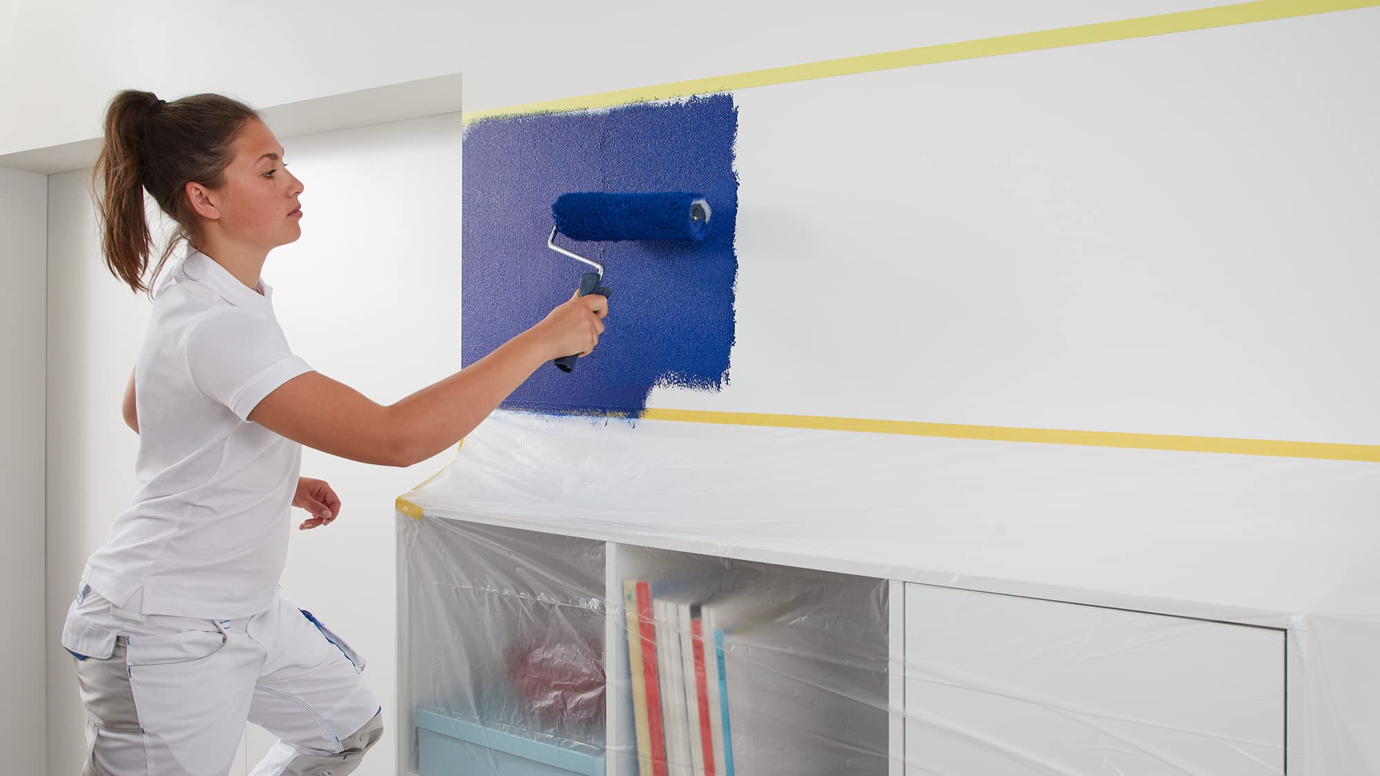 tesa Easy Cover 4402 Precision Standard - Lote de 25 láminas de pintor con cinta de pintor para enmascarar y cubrir, cinta adhesiva 2 en 1, incolora, 33 m x 0,55 m