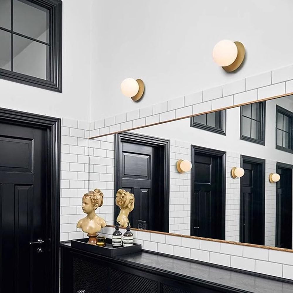 Nowoczesna lampa ścienna ze szkła opalowego, styl vintage z połowy wieku, idealna do łazienki lub jako lampka nocna do pokoju dziecięcego lub korytarza.