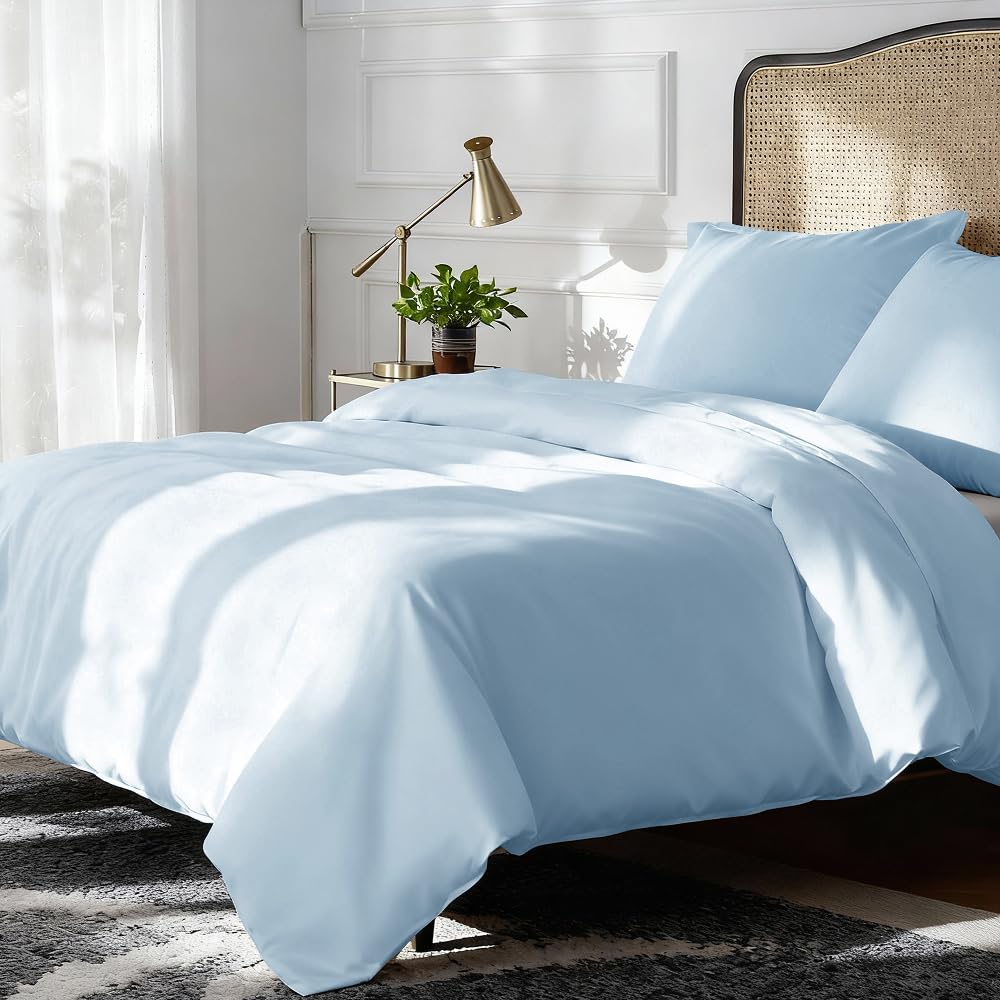 CGK Unlimited Set copripiumino Blu chiaro 3 pezzi 240x220 cm - Morbido in microfibra poliestere, elegante e resistente con 2 federe 80x80 cm lavabile in lavatrice, con chiusura a cerniera e lacci.