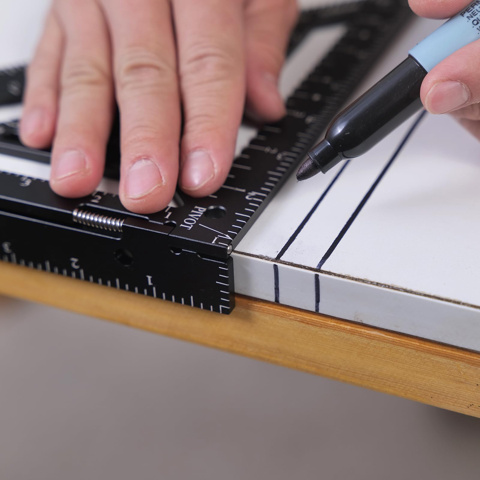 DEEDRR Compact 8.3 Inch Rafter Square,Innovative Tool with Level and Jig Block, Precision Measuring Ruler for Carpenters & Architects (Black)