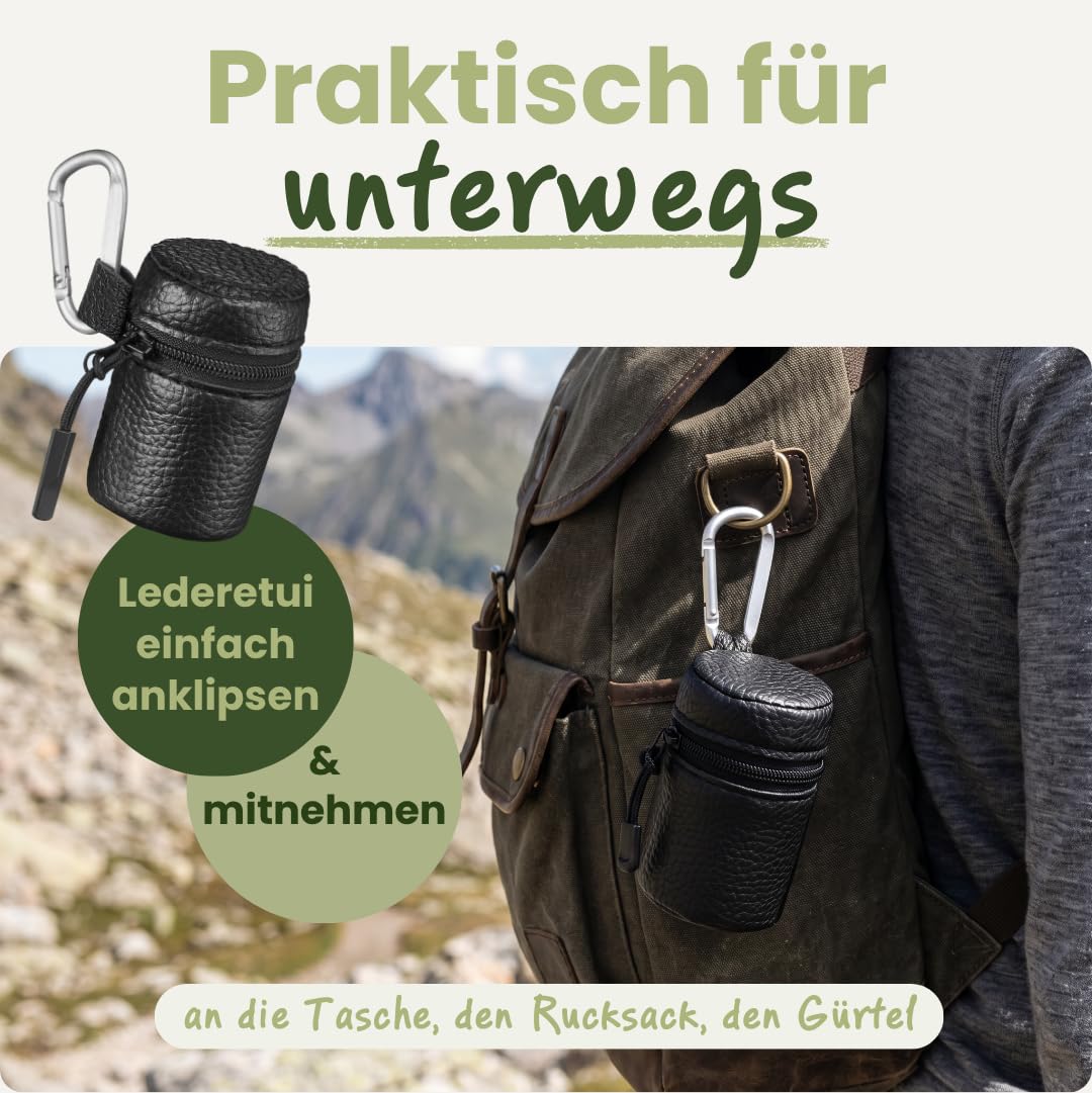 Gipfelgaudi Gipfelwasser Stamperl inkl. Etui I 4 Stamperl im Lederetui mit Karabiner I Federleichte Stamperl aus rostfreiem Edelstahl