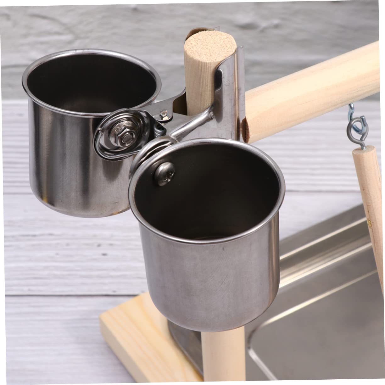 COLLBATH Supporto da Gioco per Pappagalli in Legno Ciotola in Acciaio Inox, per Gabbia o Giardino, Stabile e Resistente Colore Casuale