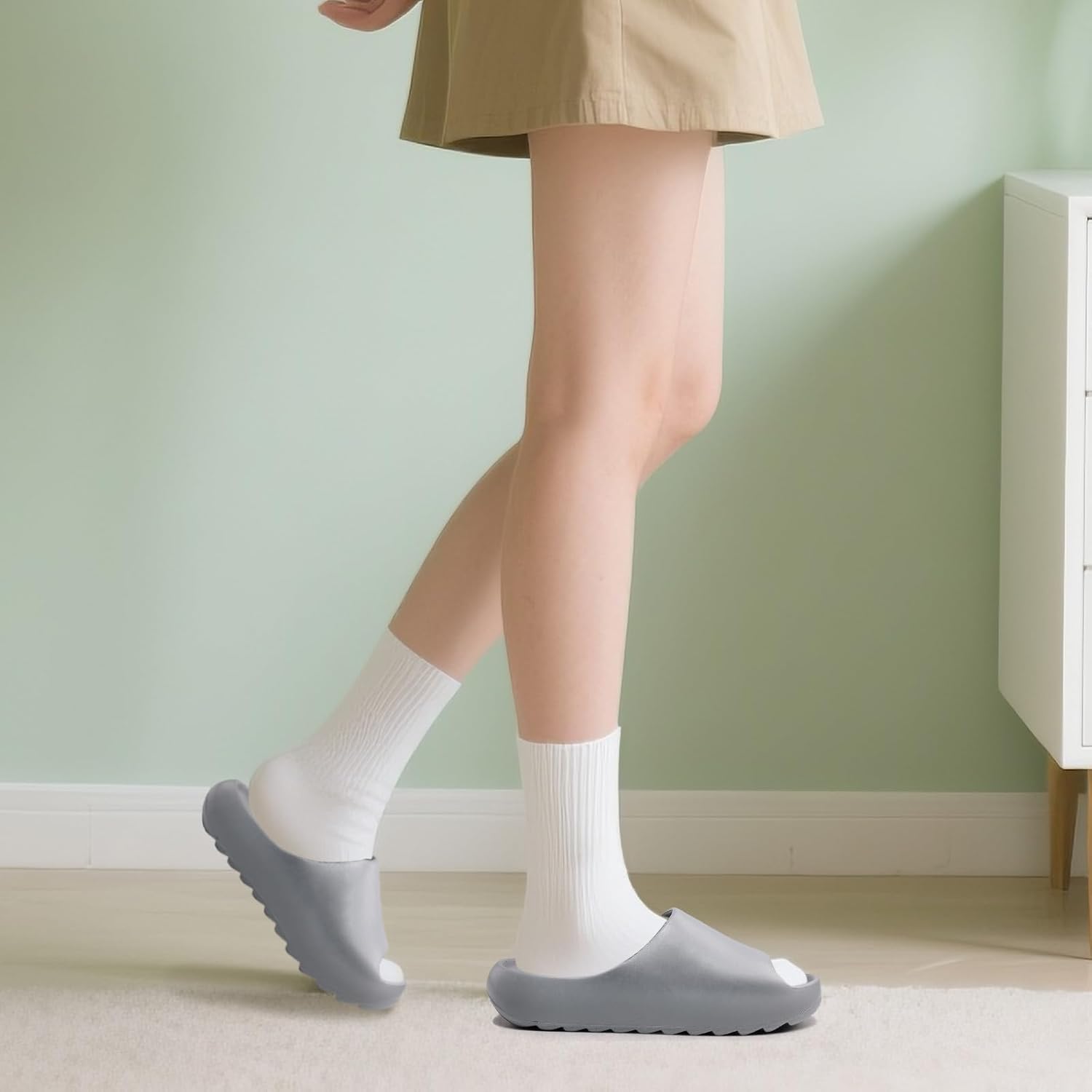 Cloud Slides para mulheres e homens, chinelos de casa de banho, sandálias deslizantes para banheiro, com sola grossa, conforto máximo, leve, antiderrapante, fácil de limpar em promoção! Veja a oferta e mais achadinhos de Chinelos & Pantufas 6 Hoje é o melhor dia para comprar Cloud Slides para mulheres e homens, chinelos de casa de banho, sandálias deslizantes para banheiro, com sola grossa, conforto máximo, leve, antiderrapante, fácil de limpar com aquele preço maroto! Promoção! Aproveite a oferta! 6