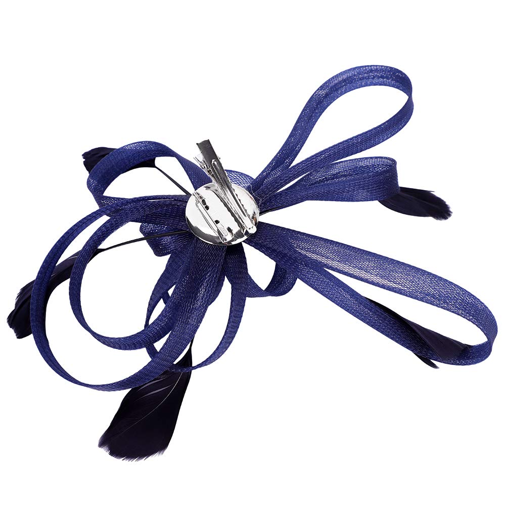 Fascinator kalap viselve elegáns eseményen