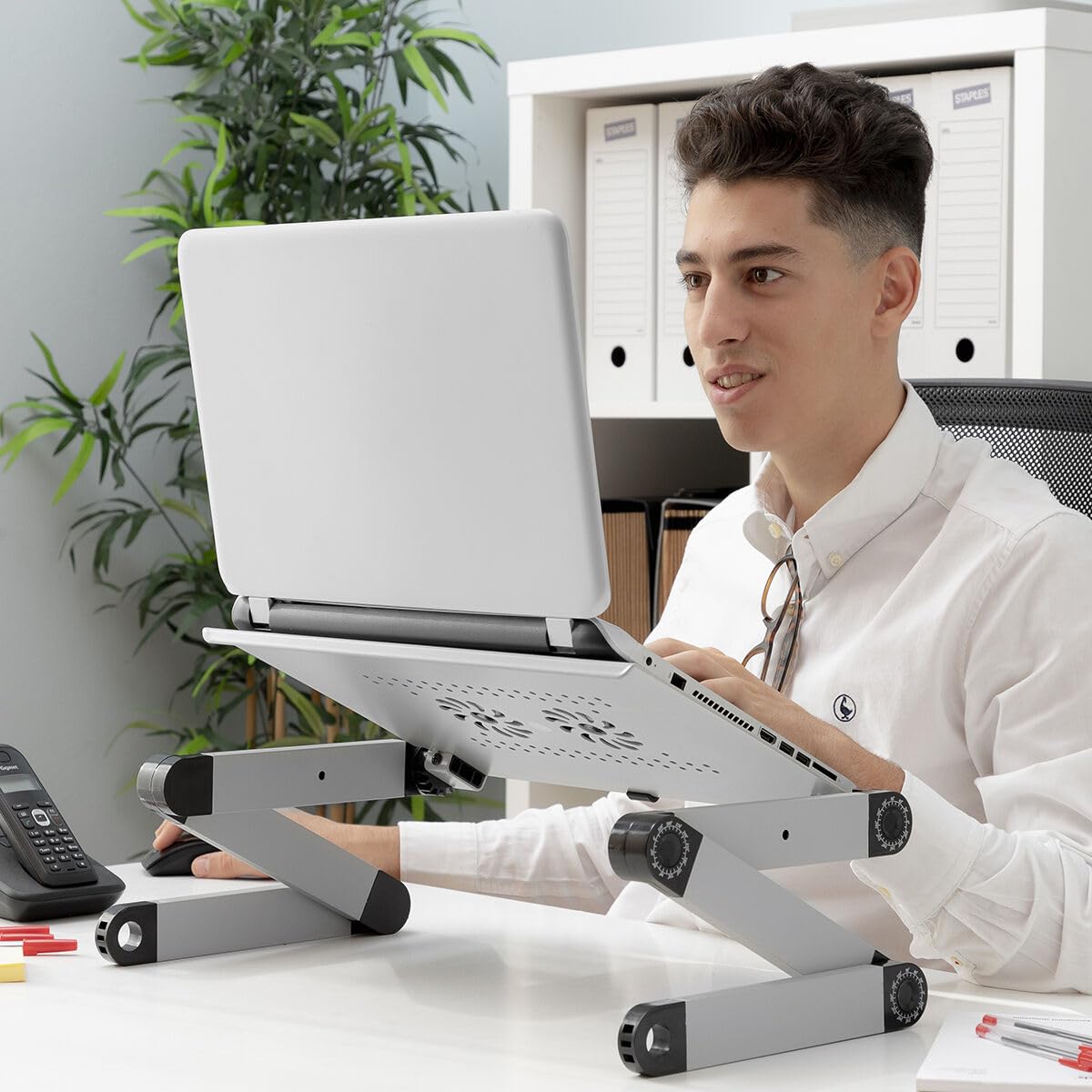 InnovaGoods - Table d'Ordinateur Portable Réglable, Plateau pour Lit, Support Pliable en Aluminium, Ventilation, Hauteur/Inclinaison Ajustables, Argent, Médiano