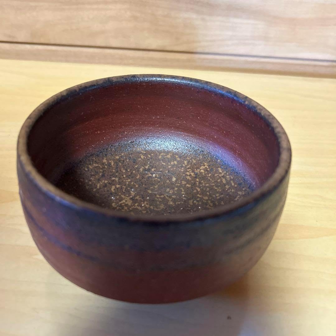 美しい古美術蔵から美しいぐるりとうねりの見事な抹茶茶碗が出て来まし