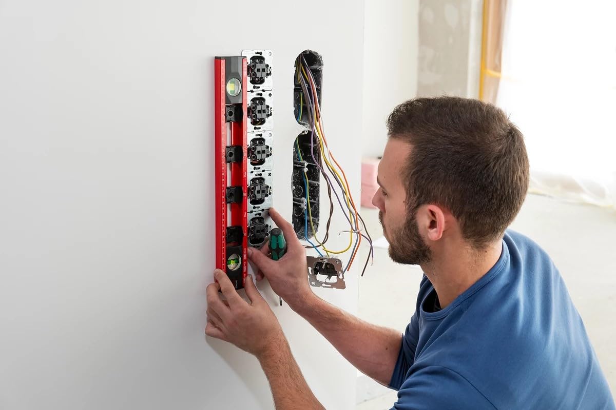 Sola - Nivel de burbuja para electricista (40 cm, con plantilla de enchufes, aluminio con ayuda de marcado para caja de pared hueca a distancia estándar de 71 mm) por Wfix