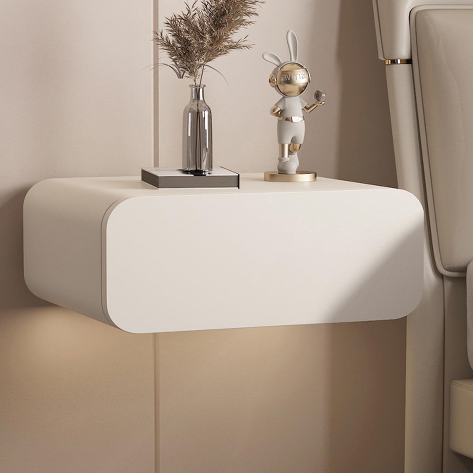 Table de chevet flottante pour optimiser les petits espaces de vie