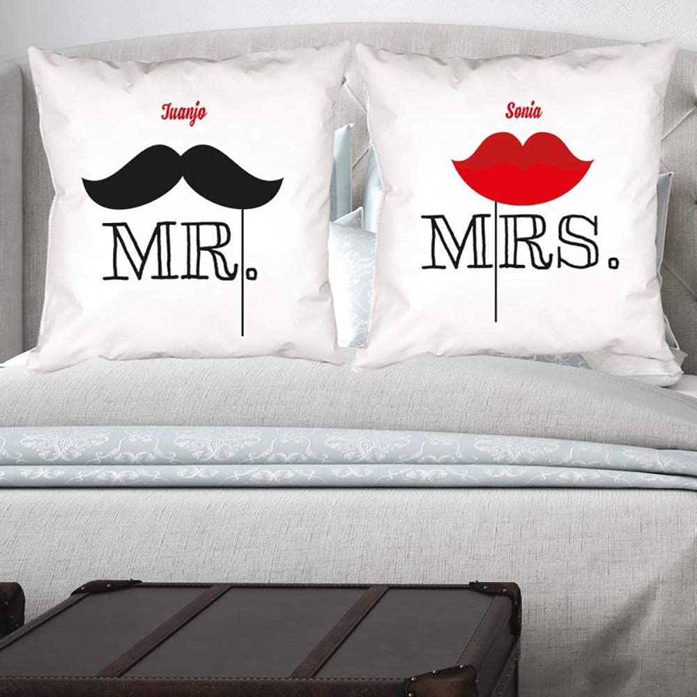 CALLE DEL REGALO Lot de 2 coussins « Mr et Mrs » personnalisés avec les noms que vous voulez.