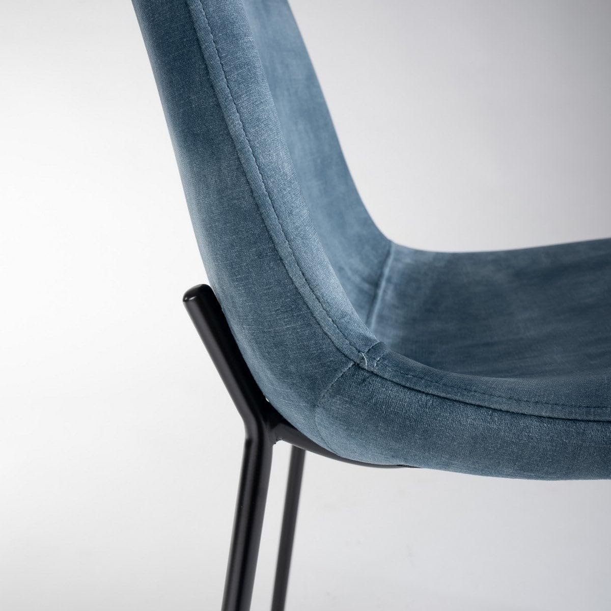 LOLAhome - Silla de Comedor o Cocina Gina Azul tapizada en Terciopelo con Patas metálicas Negras