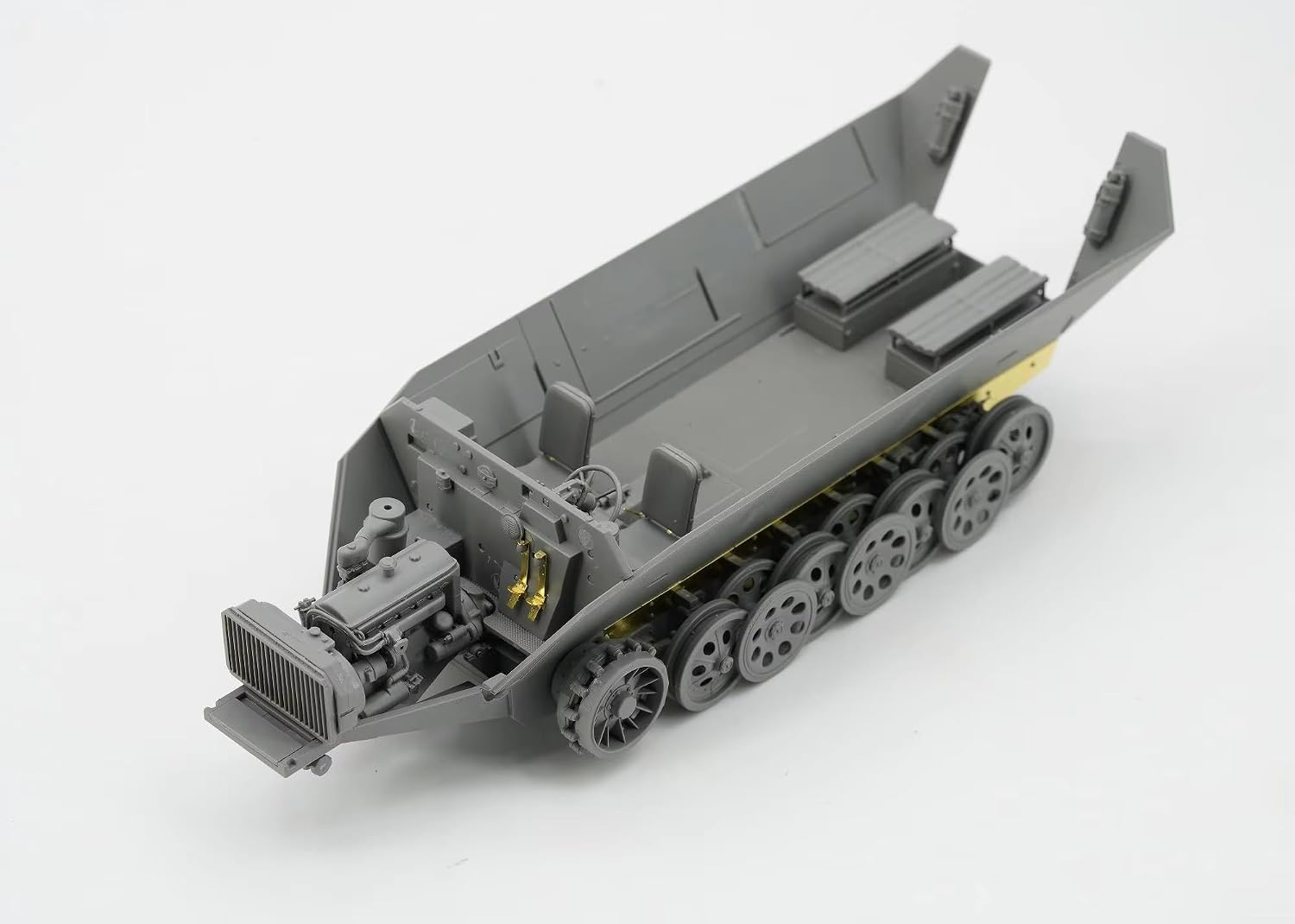 BT-043 1/35 Scale Sd.Kfz 251/22 Ausf.D w/7.5cm pak40 `Pakwagen` Model Kit