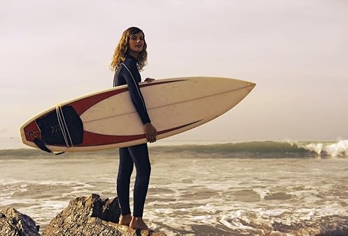Joven mujer con su Tabla de surf en la playa Tarifa Cadiz Andalucía España Póster (36 x 24)