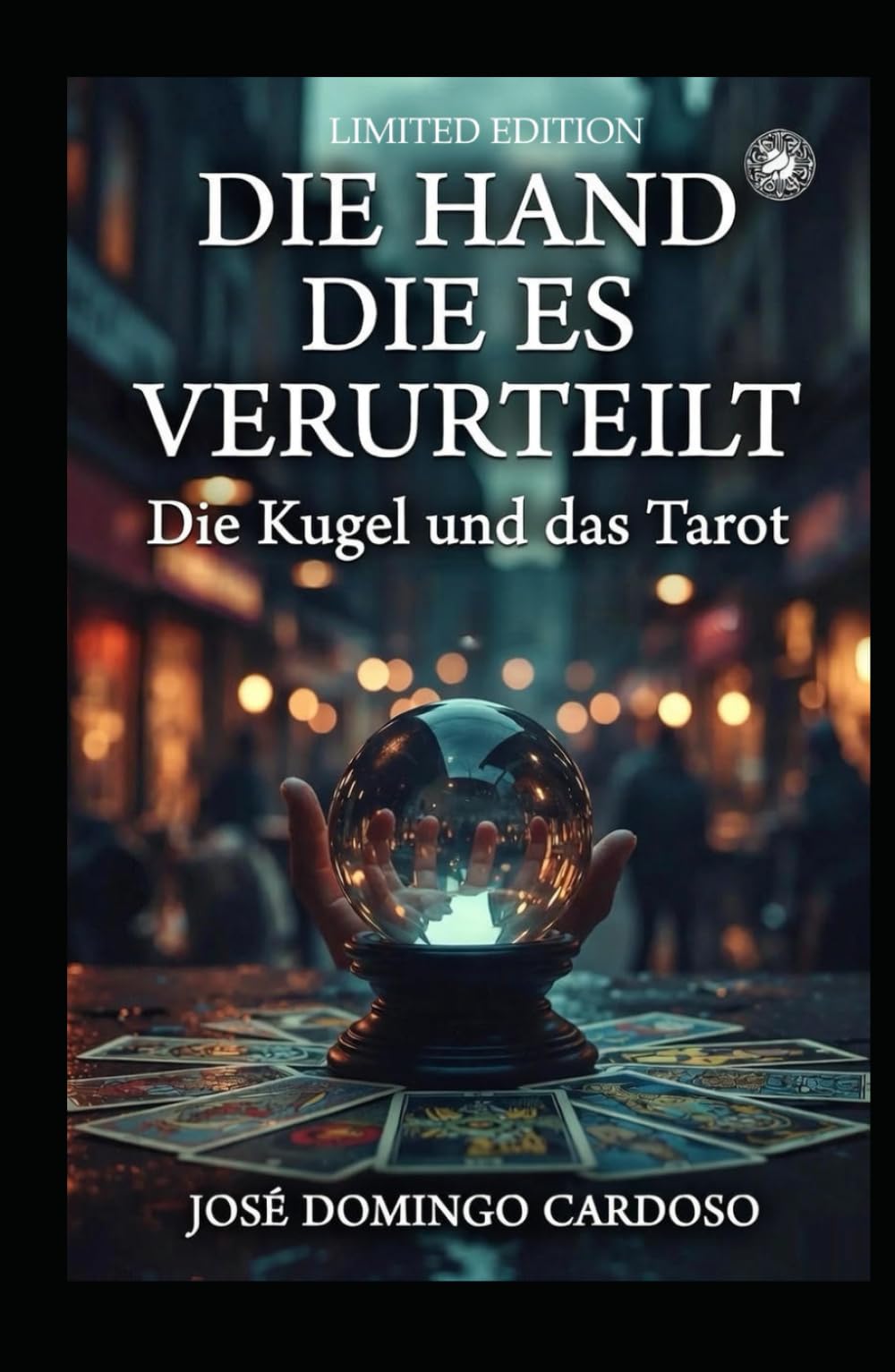 Die Hand, die sie zum Tode verurteilte Die Kugel und der Tarot: Paris tötet nicht immer mit Messern. Manchmal begnügt sich die Stadt mit einem Flüstern. LIMITED EDITION DE