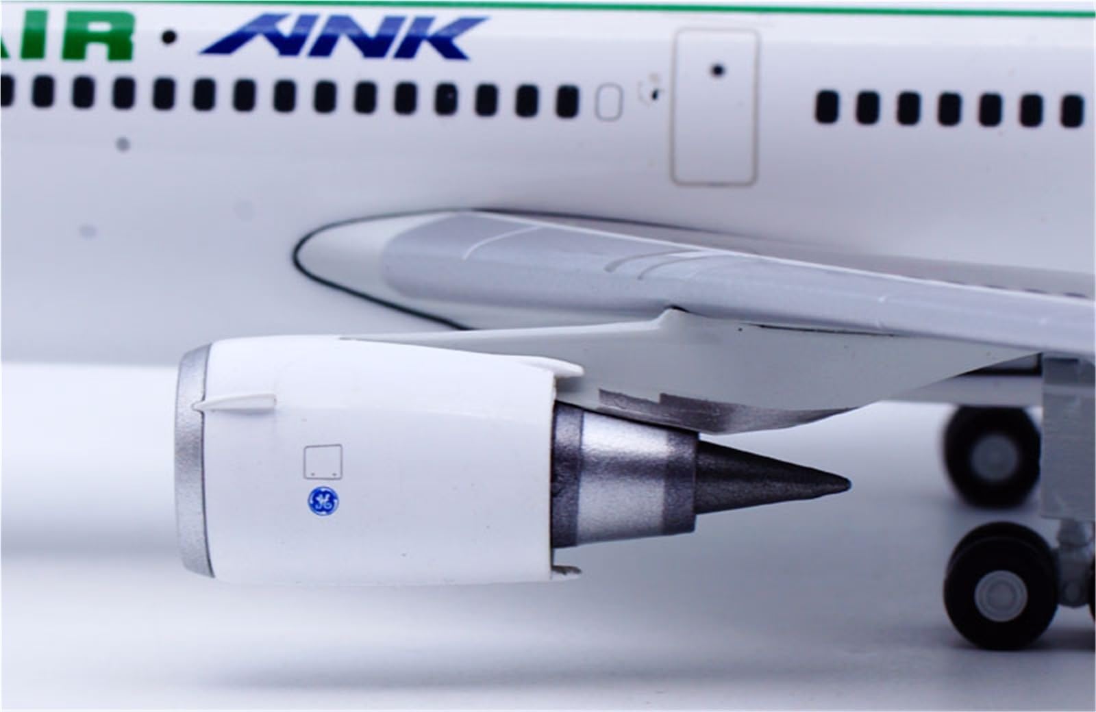 Repliki modeli samolotów w skali 30CM miniaturowy model samolotu 1:200 dla Singapore Airlines B777-300ER 9V-SWZ gotowy zestaw modeli do składania samolotu miniaturowy model samolotu