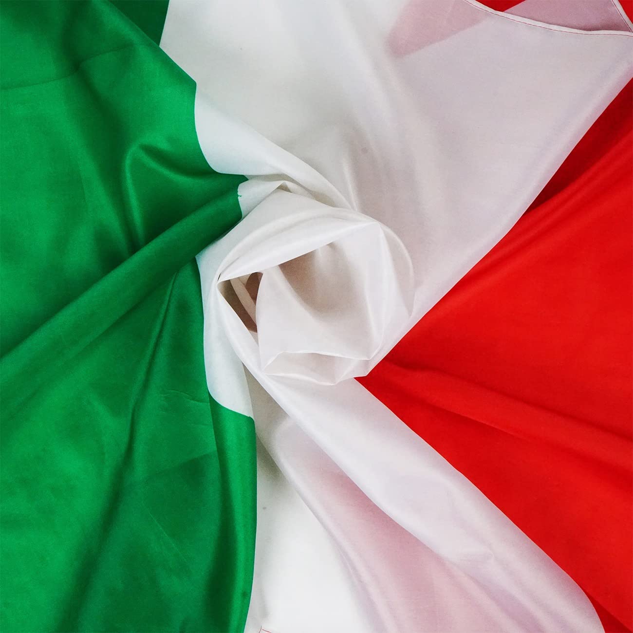 90 x 150 cm Bandiera Italiana Bandiere Italian Flag Indossabile Italia Mantello FAN Italiana 3x5 ft Pallone da Calcio con Decorazioni con Maniche per Parata Accessori per Feste Eventi Sportivi