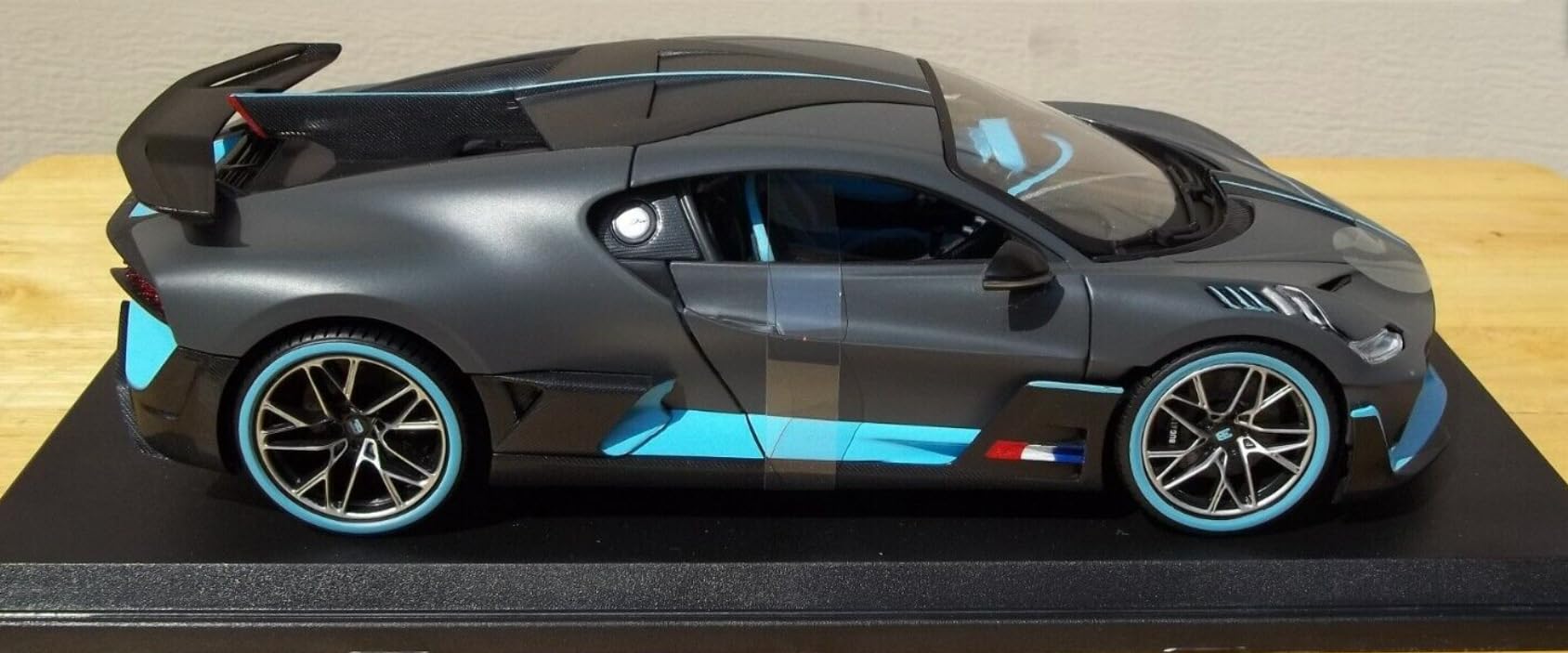 【新品未開封】 Maisto ブガッティ Divo 1/18サイズ Maisto Bugatti Divo 1:18 Special Edition Diecast Car (Gray