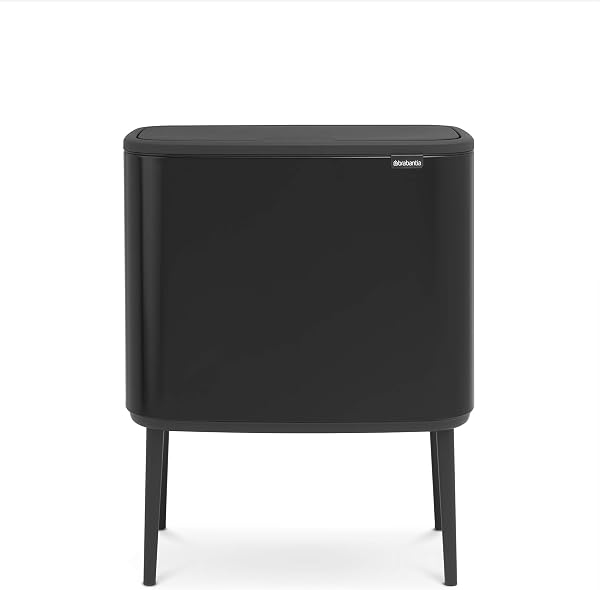 Nahaufnahme des Brabantia BO Touch Bin mit Fokus auf die elegante schwarze Edelstahloberfläche und das Soft-Touch-Bedienelement.