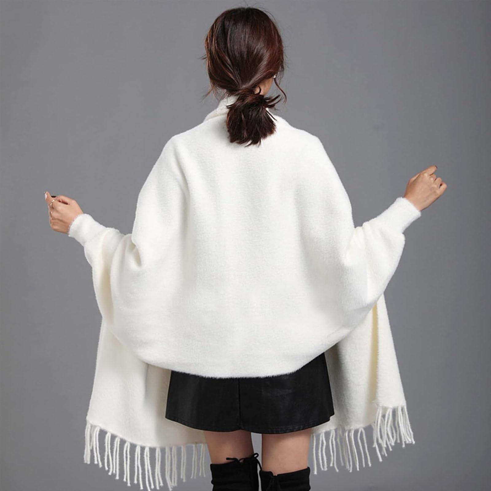 Générique Poncho Cape en Maille Douce pour Femme, Cardigan à Manches Longues Ouvert sur Le Devant avec châle à Pompons pour l'automne-Hiver