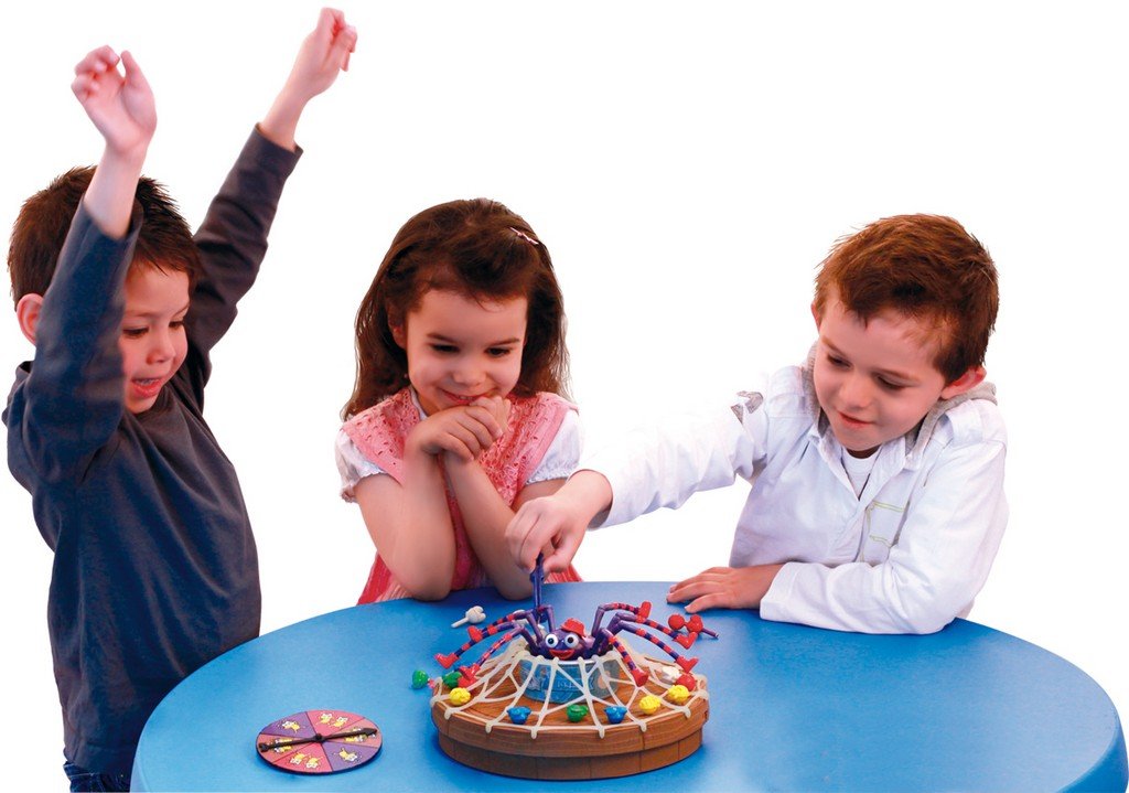 Asmodee - Miss Kipik - Jeu de Société pour Enfants dès 4 Ans- Jeu d'action & d’Adresse - Délivrez Les Insectes de la Toile d'Araignée - pour Jouer en Famille - 2 à 6 Joueurs - 15 Min