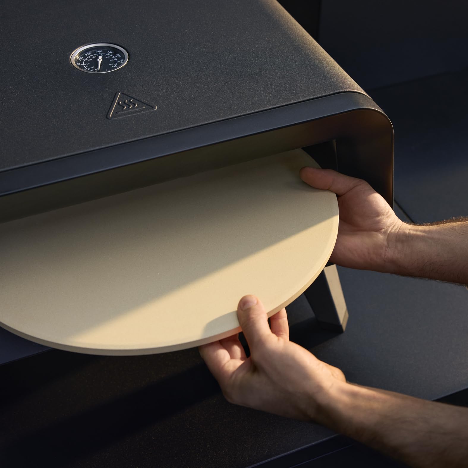WMF Pizzaiolo Pro Pizzaofen, über 450°C Backtemperatur, großer Pizzastein (Ø 40 cm), automatische Drehmechanik, integrierte Temperaturüberwachung für perfekte Ergebnisse in 90 Sek., Gas Pizzaofen