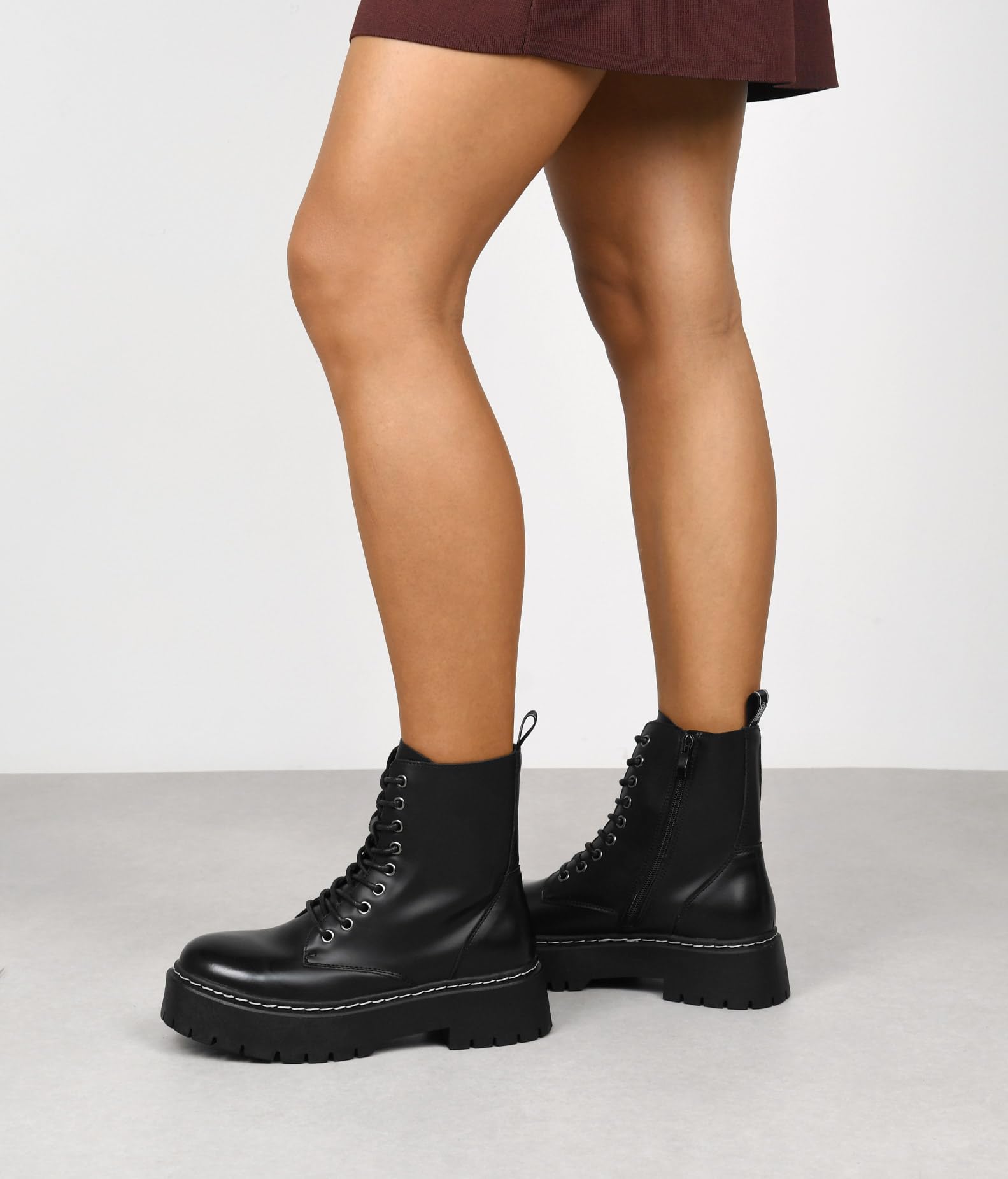 BOSANOVA Bottes militaires style punk fabriquées en cuir vegan avec plateforme dentée et lacets jusqu'au sommet. Fermeture éclair. Chaussures pour femme