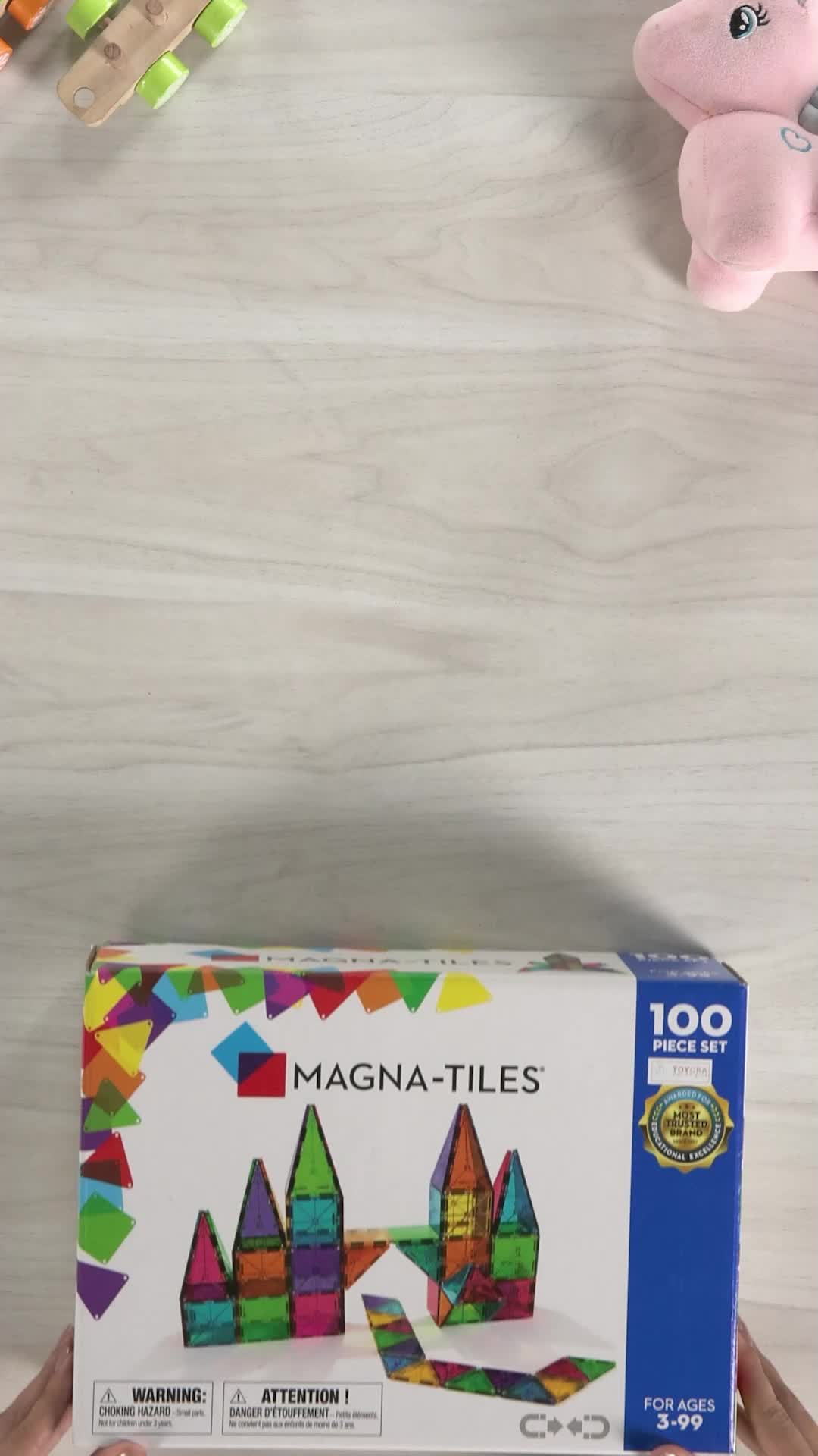 マグナタイルズ 200ピース Magna-Tiles CLEAR COLORS Magna-Tiles Magnetic Building Toys, Clear Colors Set (32