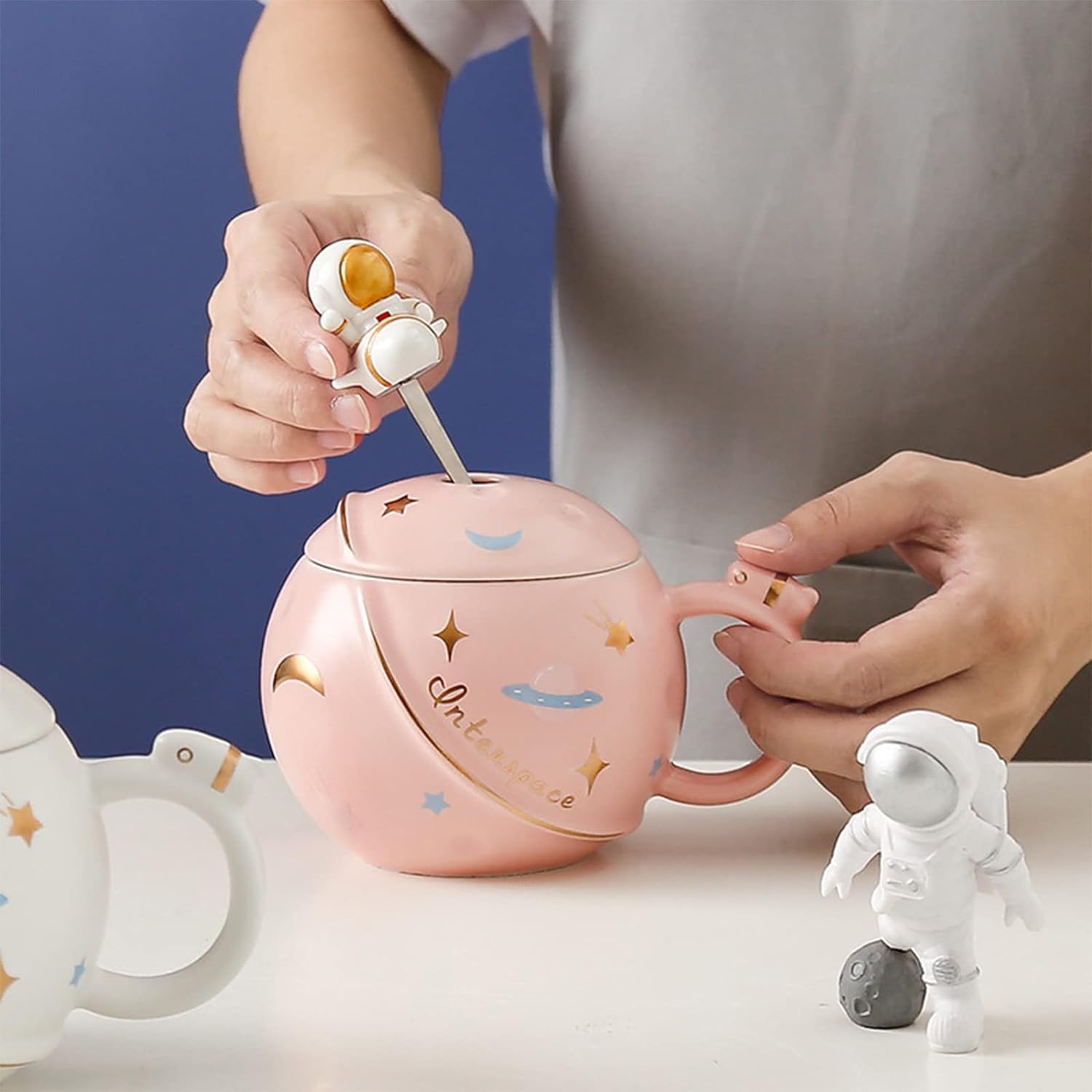 Ceramic Set of 2 Blue Pink Astronaut Mug with Lid Spoon Tea Coffee Cup 450 ml