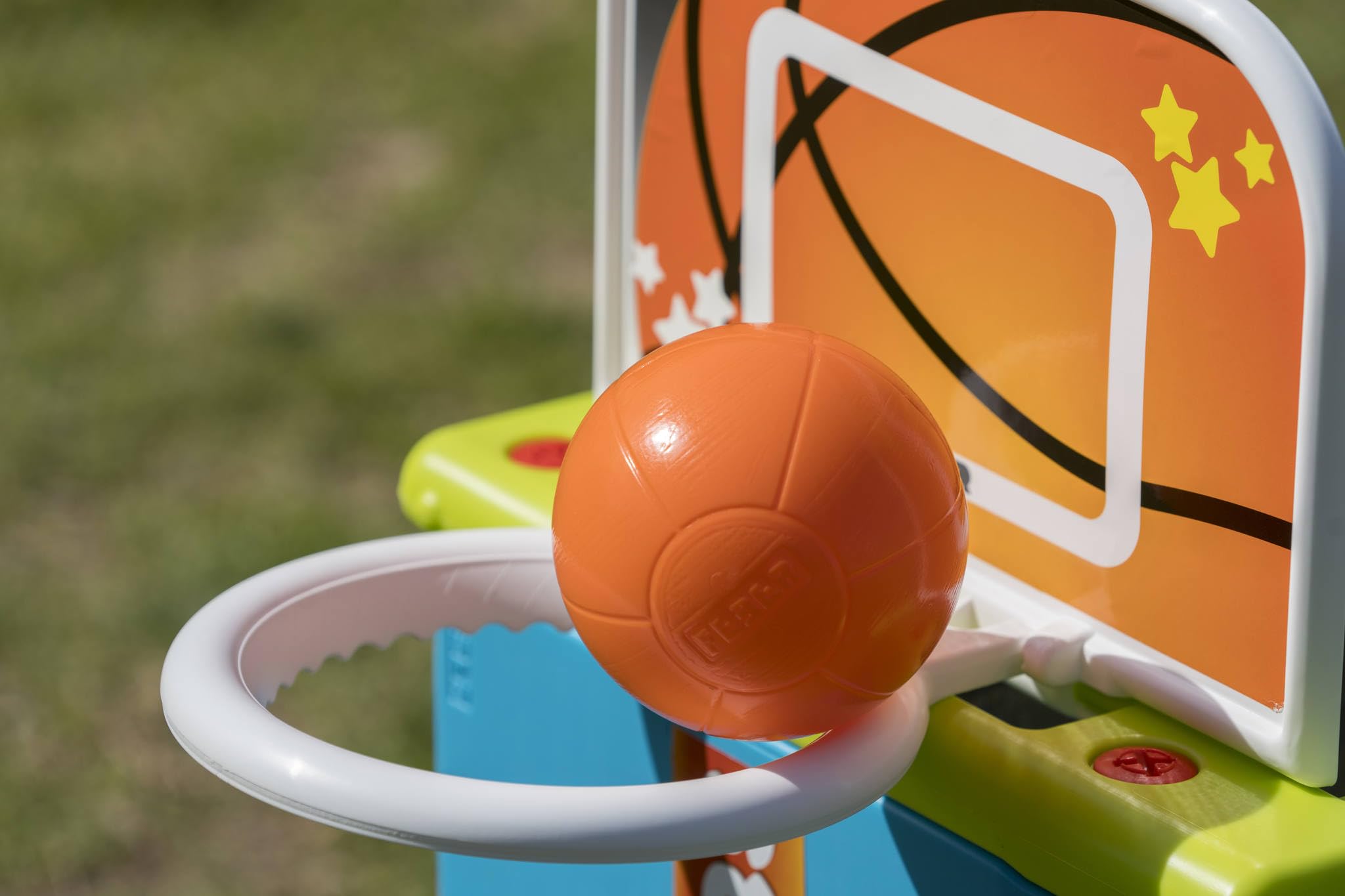 FEBER - Activity Cube 4 en 1, Cubo de Actividades, Juguete Completo, 3 Deportes: fútbol, Baloncesto y Golf, y es una Mesa, Accesorios incluídos,para fomentar la Actividad Infantil, Famosa (FEB03000)