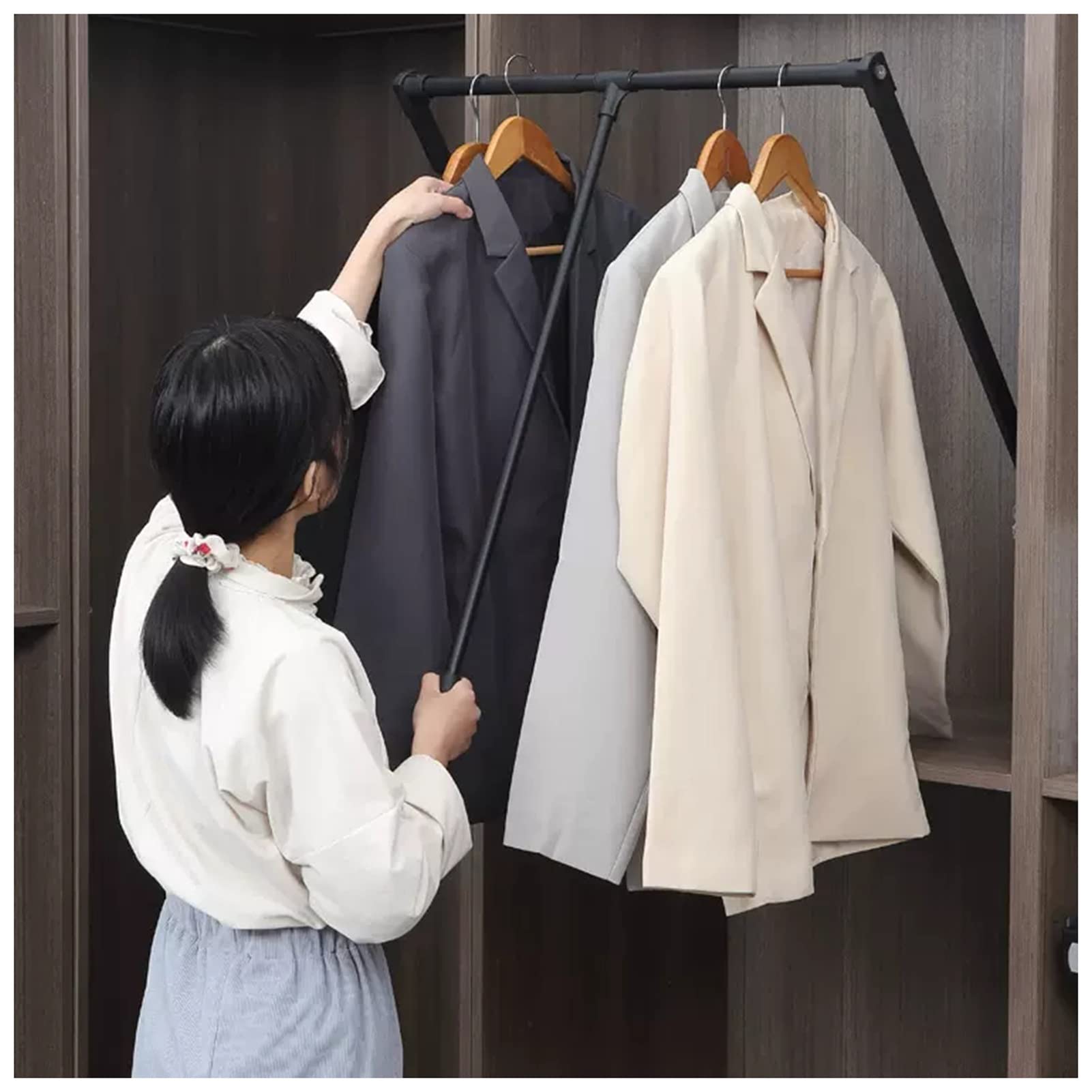Cintre pour pantalons extensible pour organiser un petit dressing urbain