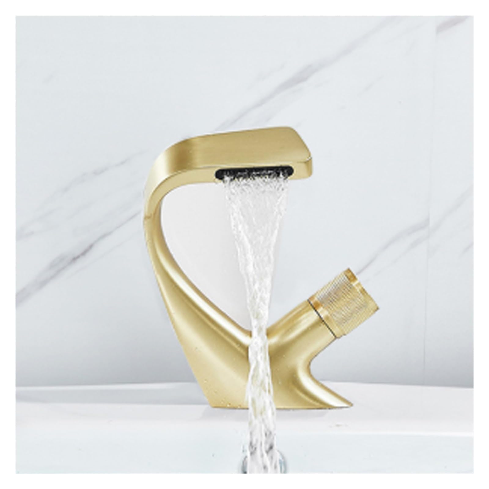 Robinet de lavabo or brossé pour une ambiance spa relaxante dans votre salle de bains