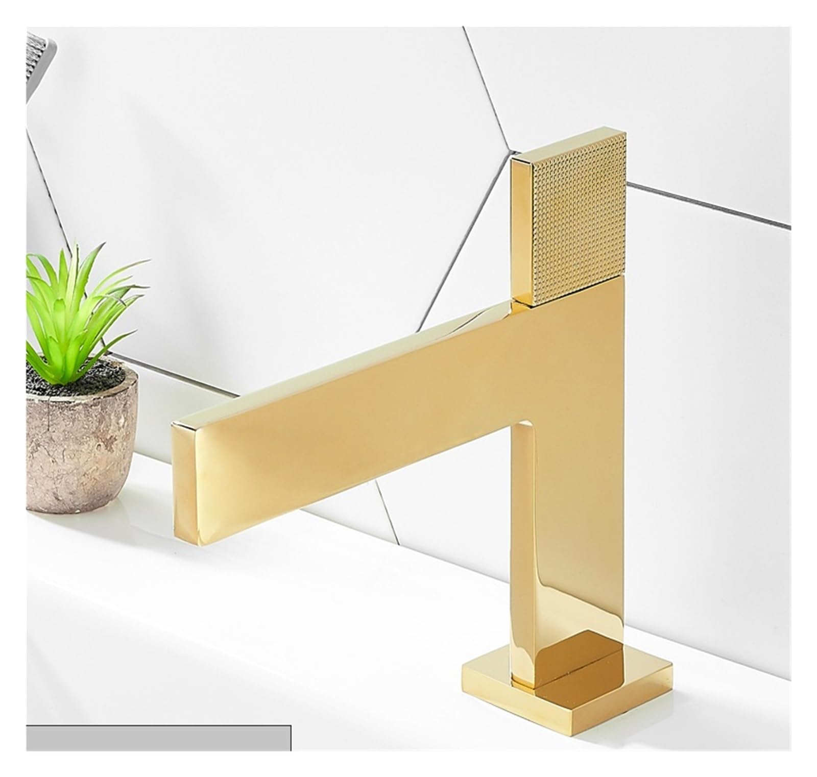 Mitigeur de salle de bains cascade doré pour un rituel bien-être matinal