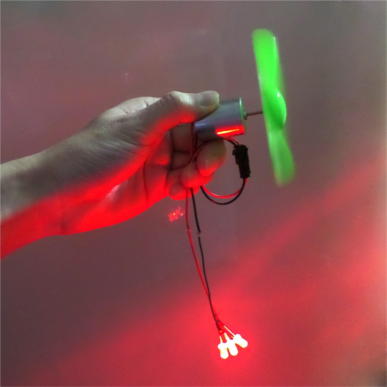 Kit di 10 mini turbine eoliche portatili per esterni, autogeneranti per campeggio, escursionismo, emergenze e ricarica del telefono in movimento.