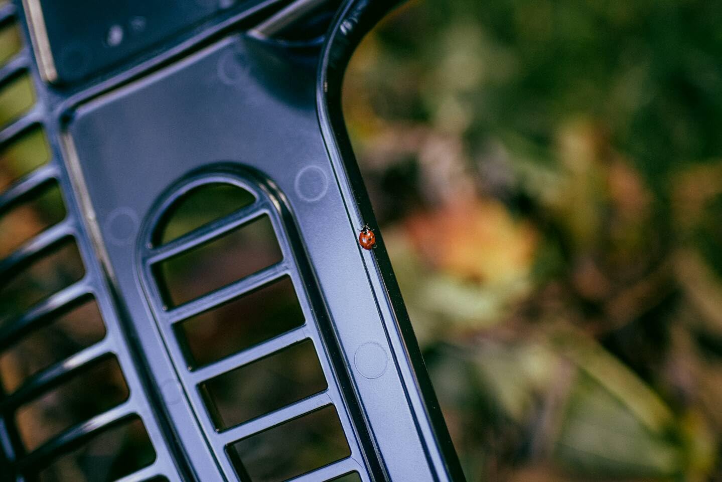 Fiskars OneClick Schaufelrechen, Vielseitiger Aufsatz zum Harken, Heben und Sieben, Müheloses Wechseln mit nur einem klick, Breites Schaufeldesign, Schwarz/Orange, 1080681