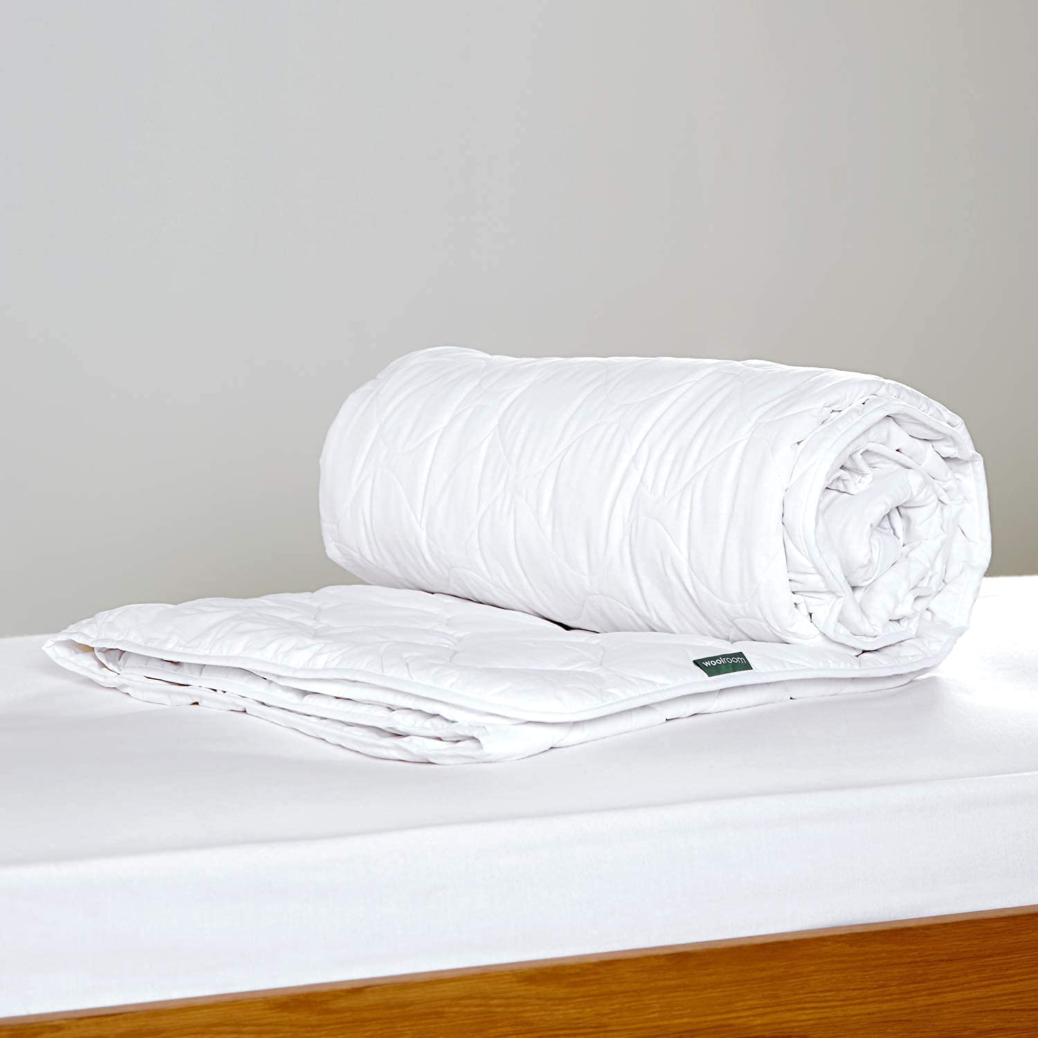 WOOLROOMClassic Medium Queen Comforter - 100% Traceable Hypoallergenic Thermoregulating British Wool-Filled (10.3 oz/sq yd) Duvet Insert for All Year Round Natural Sleep - Feather/Down Alternative