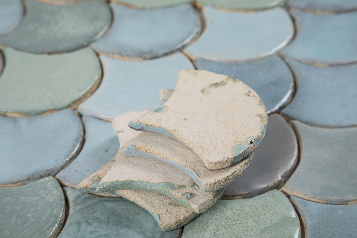 Cerames decorativo azulejos de cerámica Escamas De Pescado "Fiordo noruego" - Azulejo De mosaicos en forma escamas de pez Azul para cocina y baño de la serie "Agua" paquete de 49 azulejos 10,2 x 9 cm