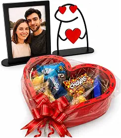 Cesta de Presente Romântica Coração com Chocolates para Casal - MAMU Store | Kit com porta-retrato e boneco de casal em MDF - chega montado com laço, pronto para presentear em qualquer data a dois