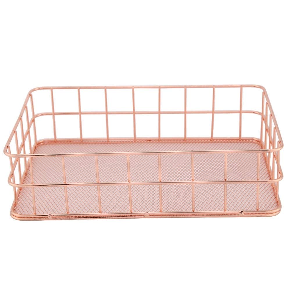 Panier de rangement or rose en fer forgé pour un bureau scandinave épuré