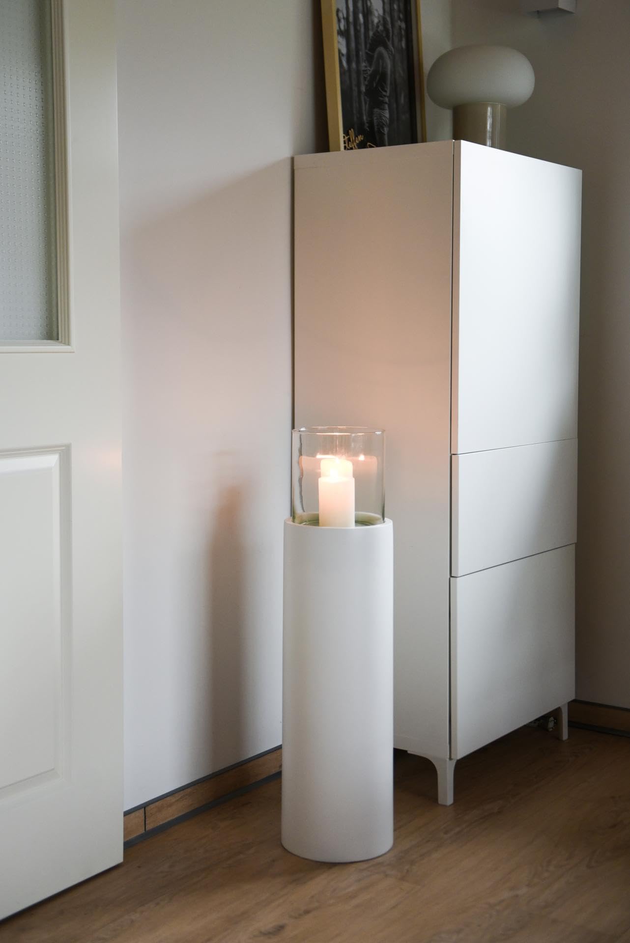 VIVANNO CANDIRO Windlichtsäule Weiß 80x21 cm - Glas Bodenwindlicht Laterne | Elegante Weihnachtsdeko & Tischdeko Kerzenständer mit Glasaufsatz, moderner Kerzenleuchter aus Fiberglas für Kerzen & Deko