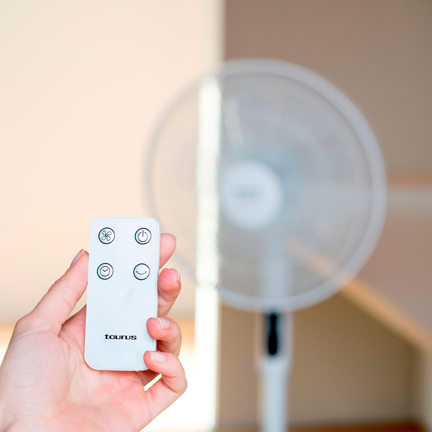 Taurus - Ventilateur sur pied 24W DC | Ice Brise Silence | Oscillant | 3-en- 1 (table pied) | 24 vitesses | 3 modes | Minuterie 18h | 5 pales | Écran LED | Télécommande | Blanc