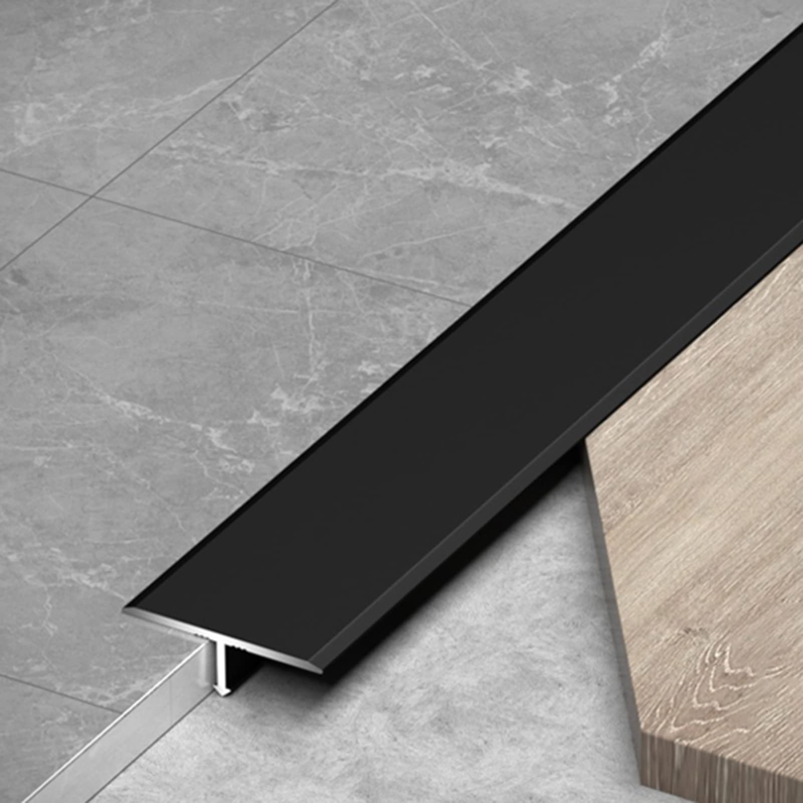 Bande de transition en métal finition soignée pour seuil de porte carrelage et bois