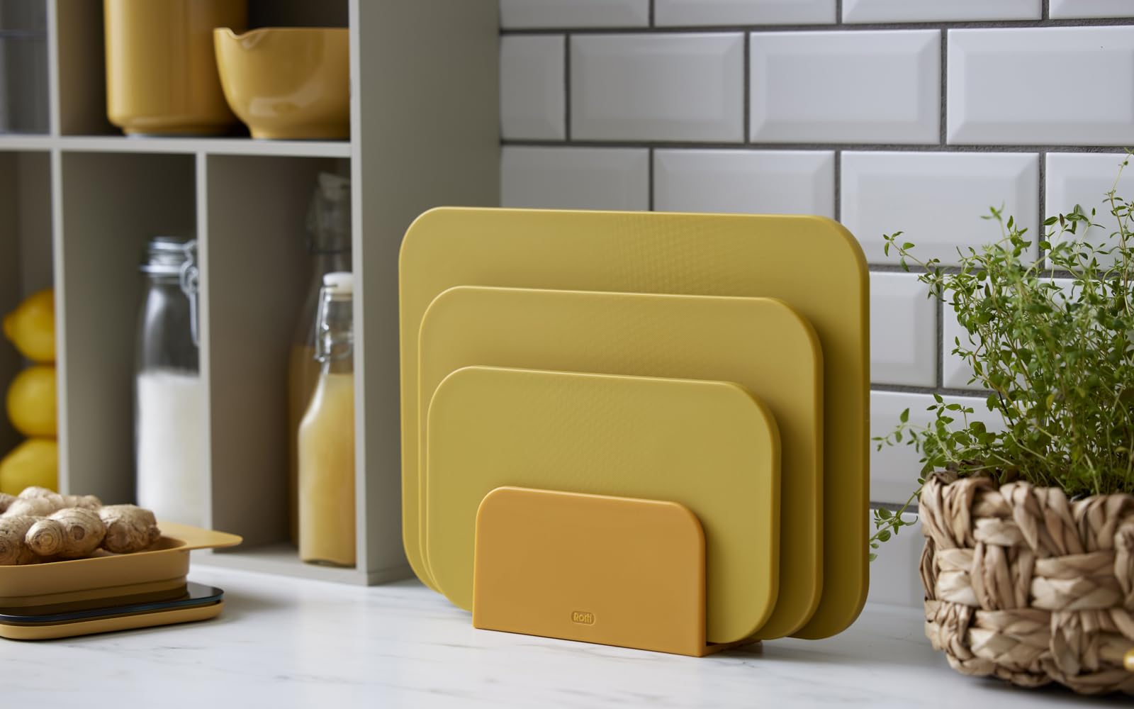 Rosti Chaptima Set de 3 Planches à Découper en Plastique - Lavable au Lave-Vaisselle - avec Support de Rangement, Curry