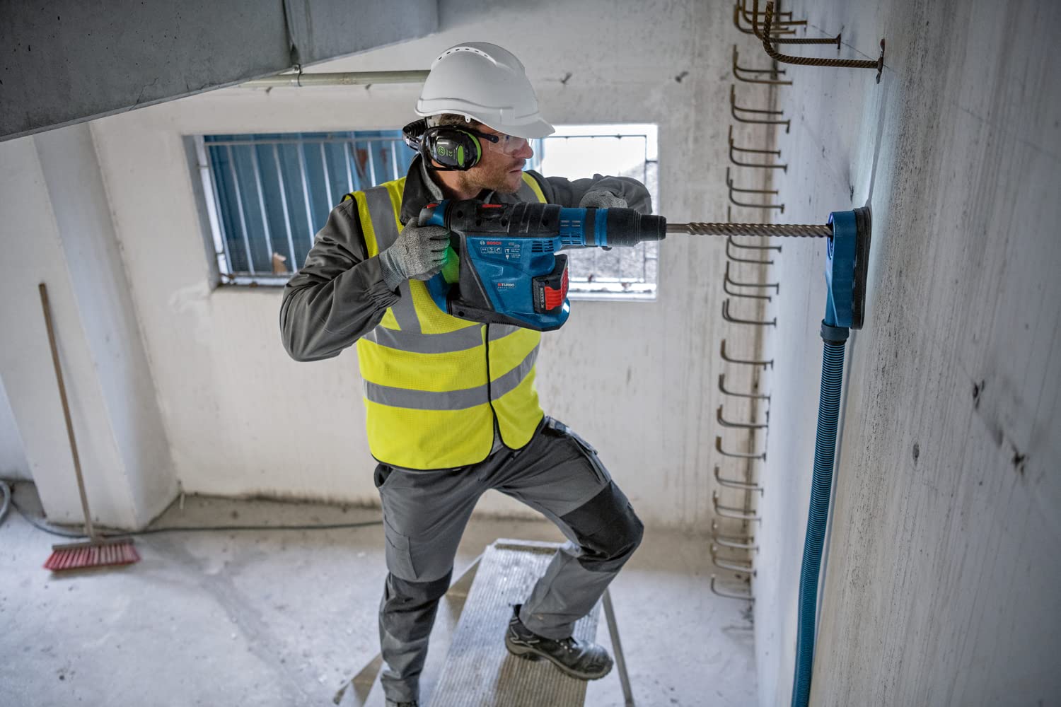 Bosch Professional System 18 V: Akku-Bohrhammer BITURBO GBH 18V-40 C (SDS Max Griff, 9.0 J, L-Box)