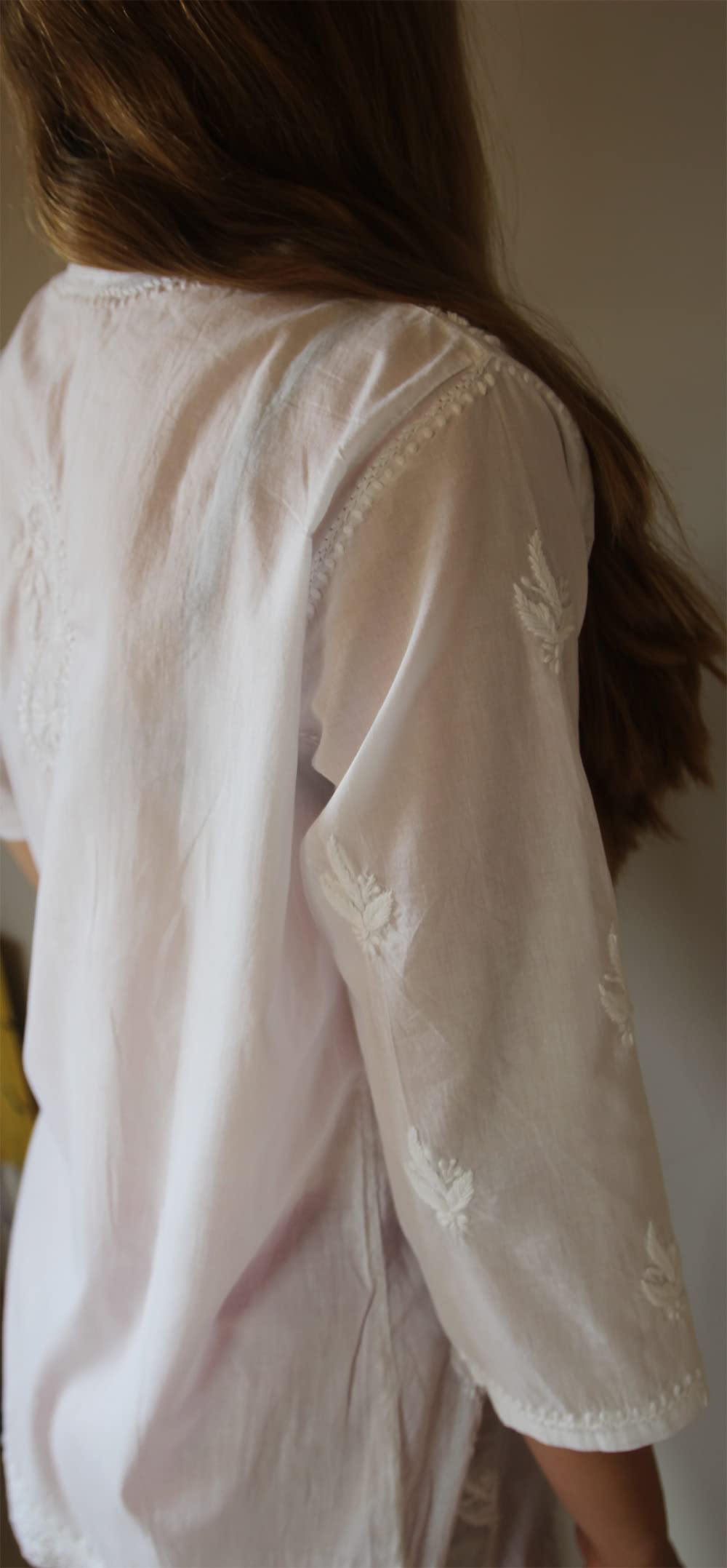 Kurti - Camicia a tunica sciancrata in puro cotone bianco ricamato a mano