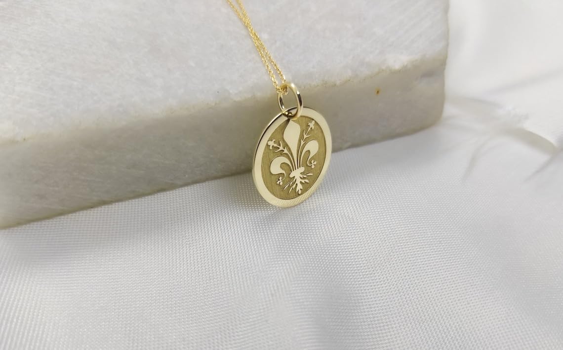 Collar de plata de ley 925 de 25 mm, cadena de 45,7 cm, colgante de flor de lis, collar de flor de lis francesa, colgante de flor de lis grabada, colgante de capa, joyería hecha a mano chapada en oro
