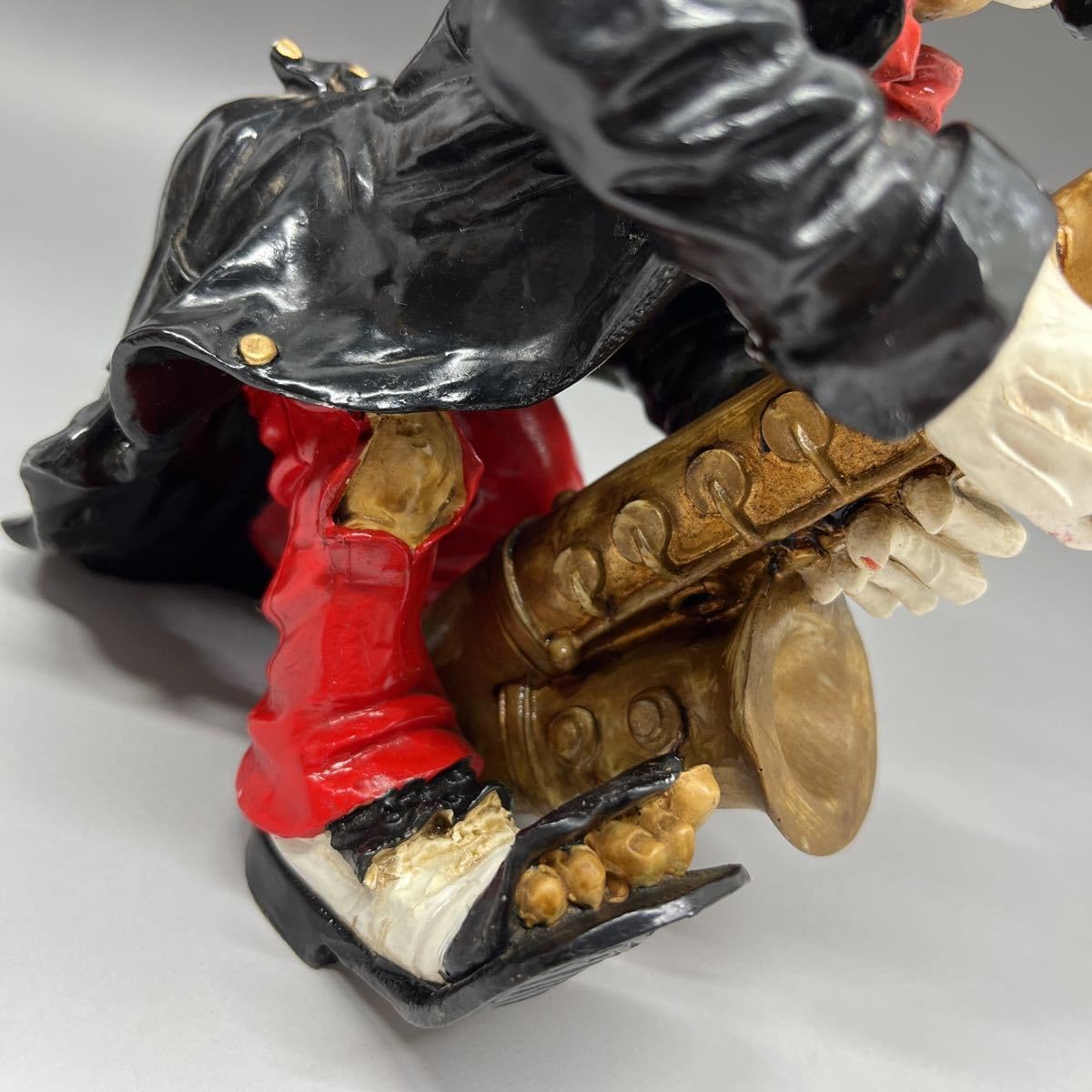 アンティーク　ブロンズのピエロがリュートを弾いているロマンな置物です アンティーク ブロンズのピエロがリュートを弾いているロマンな