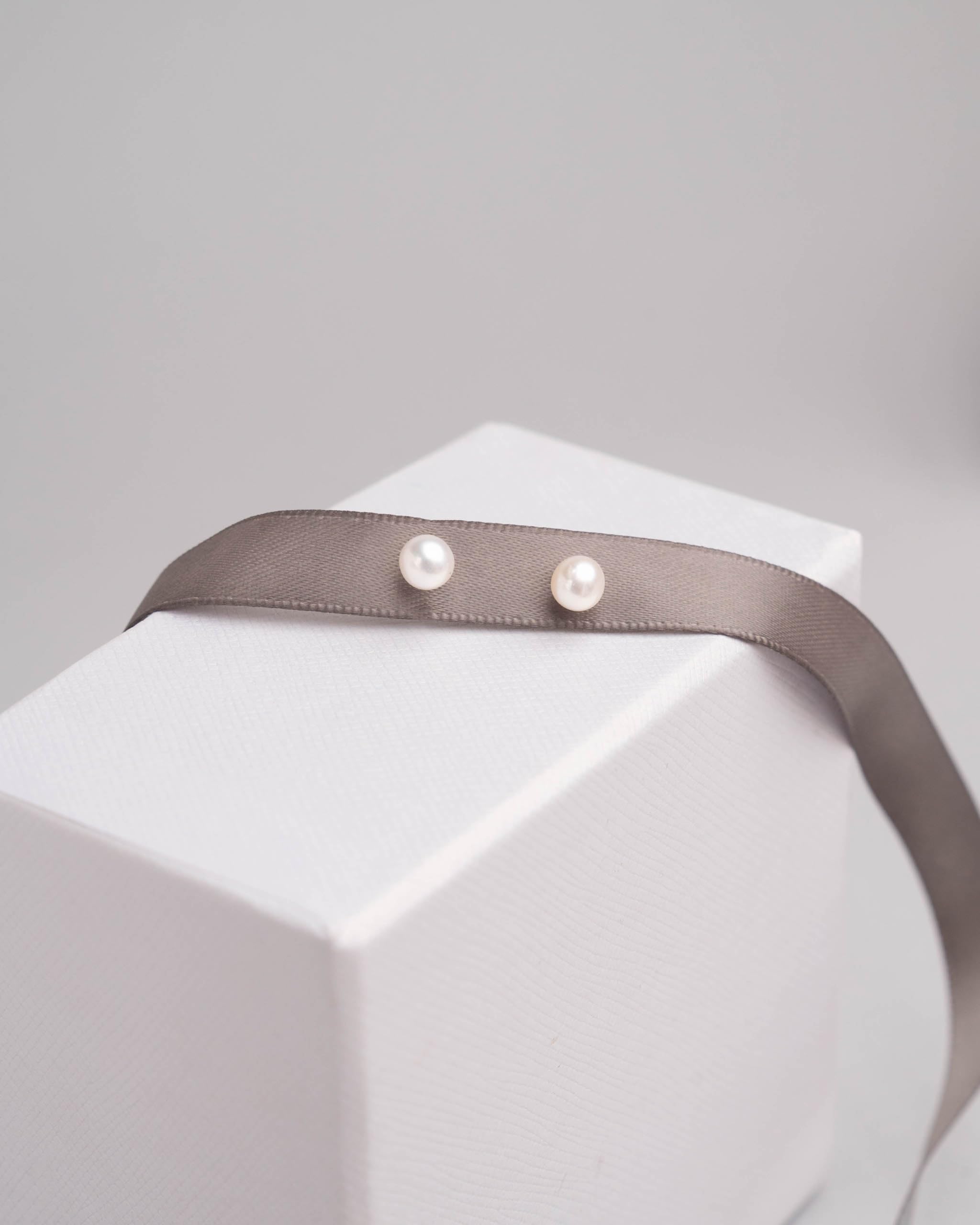 SECRET & YOU - Perlenohrringe für Babys und Mädchen. Weiße runde Perlen mit speziellen Gewindemuttern - Erhältlich in 18 Karat Gold oder 925 Sterling Silber und in verschiedenen Größen.