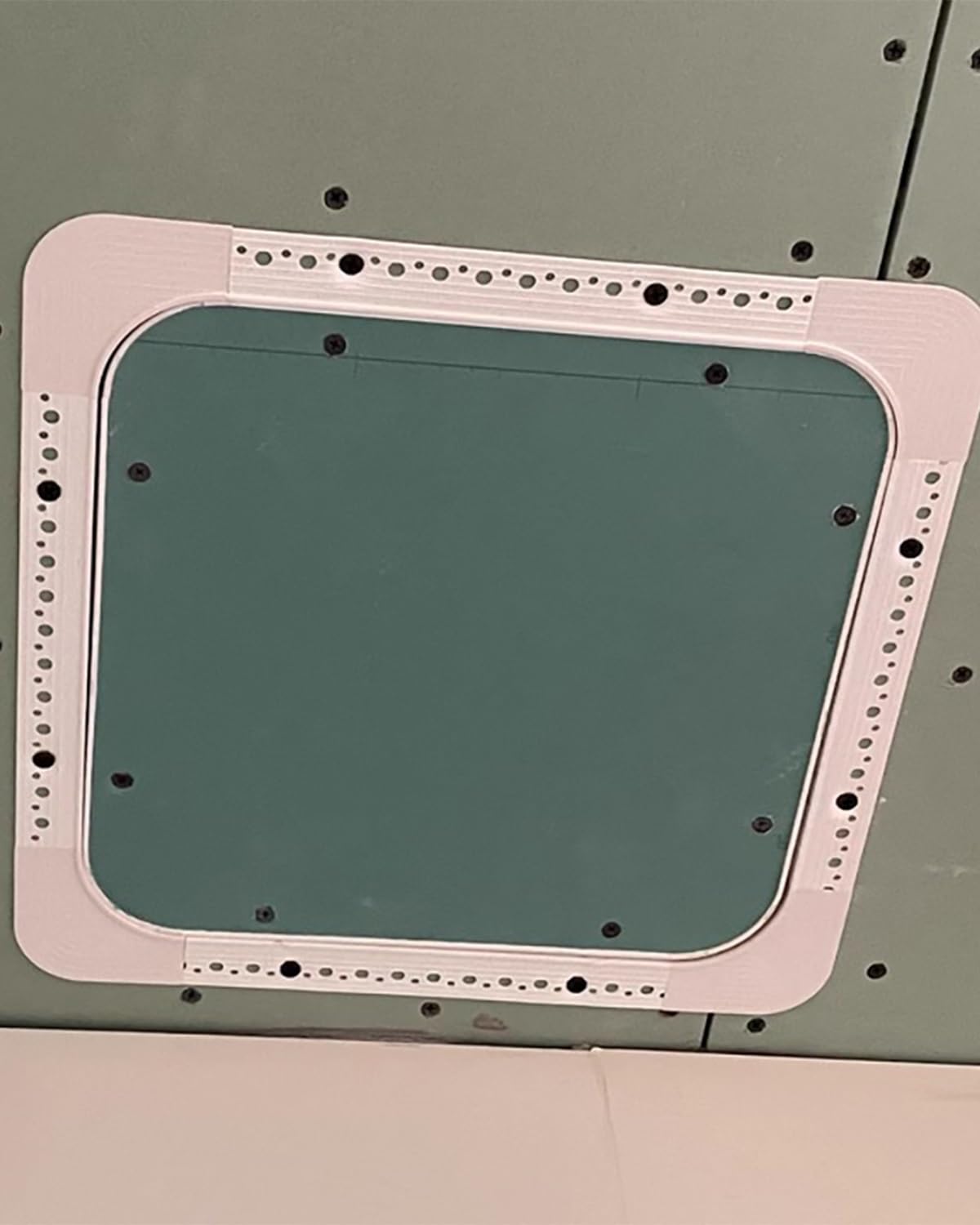 Panel z płyty gipsowo-kartonowej do sufitu – wstępnie zintegrowana osłona inspekcyjna z aluminiową ramą i płytą gipsową 700 x 500 mm (28 x 20 cali) - łatwa instalacja, trwała i nadająca się do