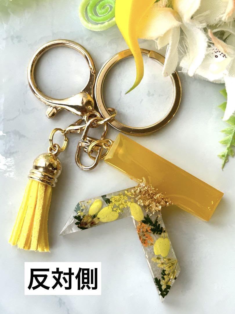 かこ　イニシャルキーホルダー　ドライフラワー　レジンチャーム　14点 Amazon.co.jp: K イニシャルキーホルダー 黄色ドライフラワー